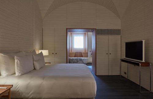 Caceres Old Town Hotel | Elegant Casa Palacio PAREDES SAAVEDRA: 5-Star Family Retreat