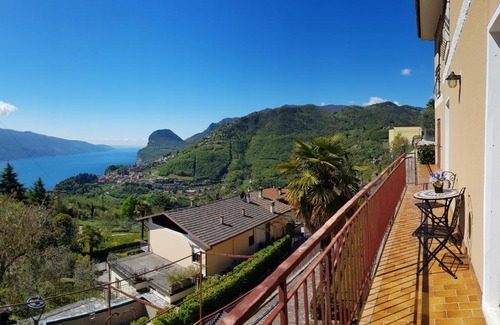 Voltino Apartment | Idyllic Casa Palanca: Balcony Lake View & Guest Rated 9.5