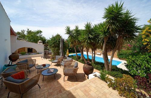 Pata de Cima Villa | Enchanting Casa Palmeira with Private Pool Near Beaches