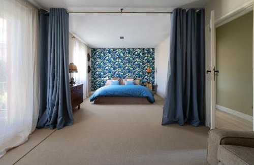 Leon House | Relaxing Casa Palomera: Private Garden, Gym & Garage
