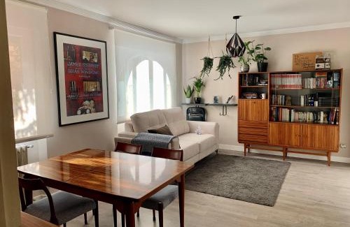 Leon House | Relaxing Casa Palomera: Private Garden, Gym & Garage