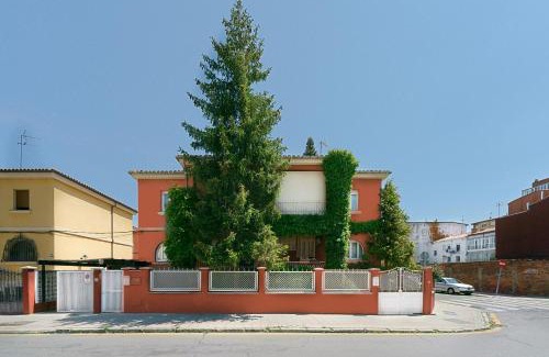 Leon House | Relaxing Casa Palomera: Private Garden, Gym & Garage
