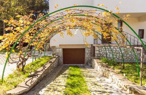 Cisnadie House | Guest Rated: CASA PANORAMA – Pet & Child Friendly Escape