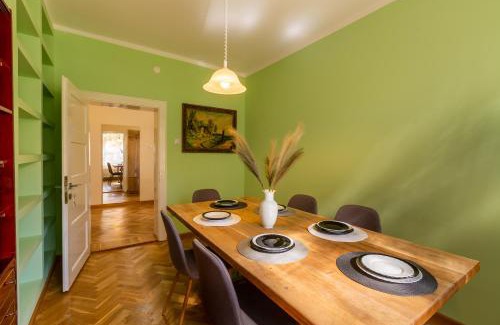 Cisnadie House | Guest Rated: CASA PANORAMA – Pet & Child Friendly Escape