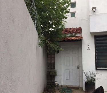 Tlajomulco de Zuniga Apartment | Casa para 4 personas equipada y amueblada con cochera en fraccionamiento Av López Mateos en Tlajomulco de Zúñiga Jalisco
