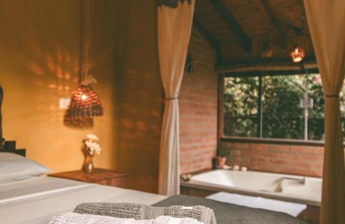 Sao Bento do Sapucai House | Relax at Casa Pedacinho de Céu with Hot Tub & Fireplace