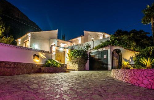 Montgo de Toscamar Villa | Discover Casa Pelefi: Family-Friendly Escape with Pool Access