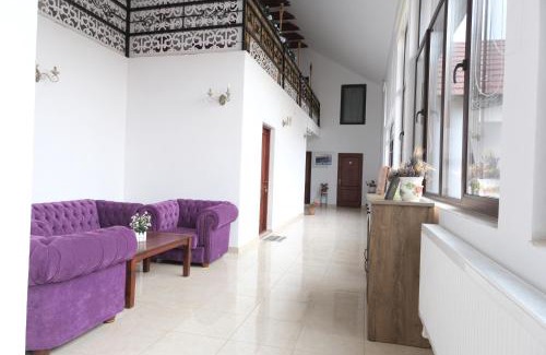 Noslac House | Top-Rated Casa Pelerinului: Family-Friendly Dining Awaits