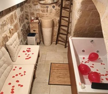 Centro Storico House | Ideal Casa Perricci: 4-Star Retreat with Hot Tub & Pets
