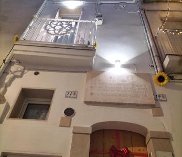 Centro Storico House | Ideal Casa Perricci: 4-Star Retreat with Hot Tub & Pets