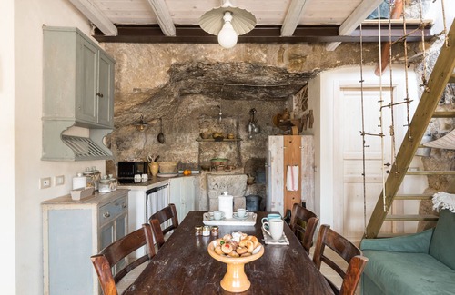 Modica Apartment | Top-Rated Casa Petra: Family-Friendly with Breakfast & Kitchen