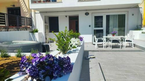 Calatafimi Apartment | Discover Casa Phimes: Pet-Friendly with Hot Tub Amenities