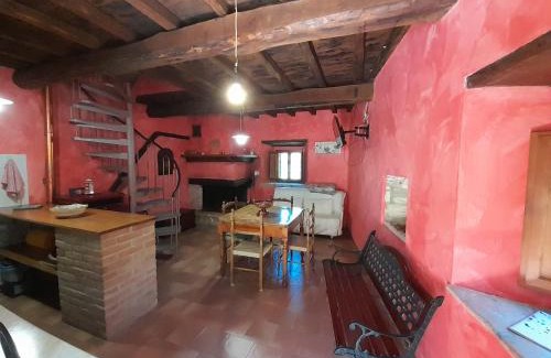 Campello sul Clitunno House | Welcoming Casa Piccolo Borgo: Child-Friendly Retreat