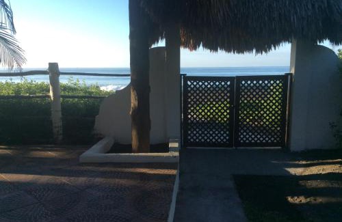 El Hawaii House | Experience Casa Pierre: Oceanfront Bliss with Pet-Friendly Amenities