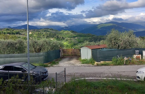 Terni House | 'Casa Piggy' holiday home with mountain views, private terrace and Wi-Fi