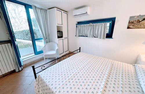 Strettura Apartment | Casa Piscina sleeps 5, very pretty garden - next to pool - wifi - air con