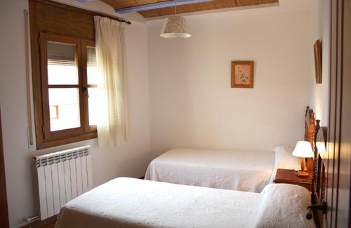 Colungo House | Pet-Friendly Casa Plana: Guest Rated 9/10 for Families