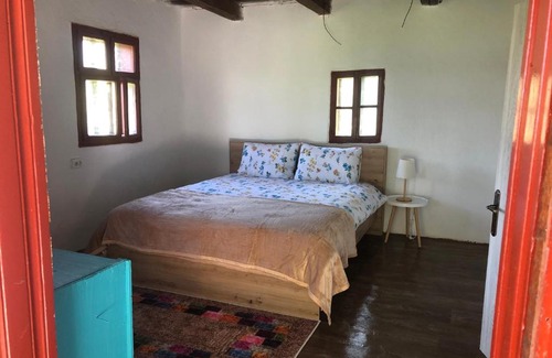 Baia-Sprie House | Cozy Casa Poca: Pet-Friendly Retreat with Hot Tub