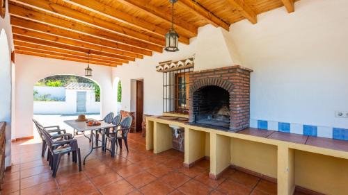 El Borge Villa | Experience Casa Poniente Almachar: 4-Star Family Retreat
