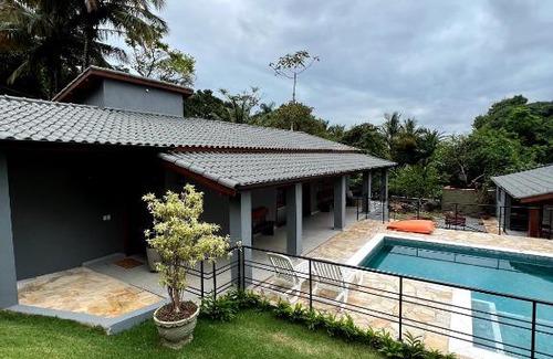 Veloso House | Family-Friendly Casa Praia do Veloso with Pet Amenities