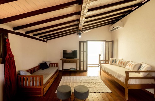 Centro Comercial House | Relax at Casa Rústica Perequê: Pool, Spa & Family Fun