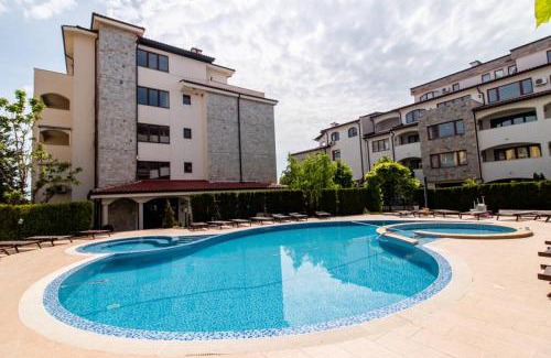 Yurta Apartment | Beachfront Casa Real II Apartments with Pool & Hot Tub