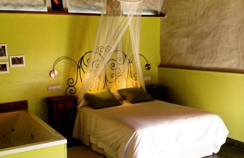 Allande Apartment | Cozy Casa Rectoral de Samartín: Child-Friendly Retreat