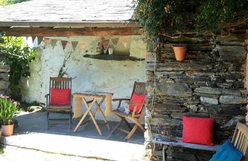 Allande Apartment | Cozy Casa Rectoral de Samartín: Child-Friendly Retreat