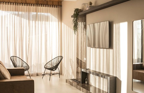 Nova Esperanca House | Relax at Casa Requinte with Pool and Spa Amenities