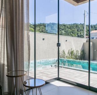 Nova Esperanca House | Relax at Casa Requinte: Poolside Retreat for Families