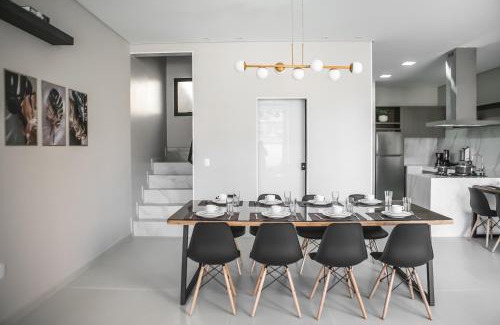 Nova Esperanca House | Relax at Casa Requinte: Poolside Retreat for Families