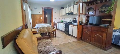 San Carlos de Bariloche Ski Chalet | Casa Retro: Family-Friendly Retreat with Perfect Reviews
