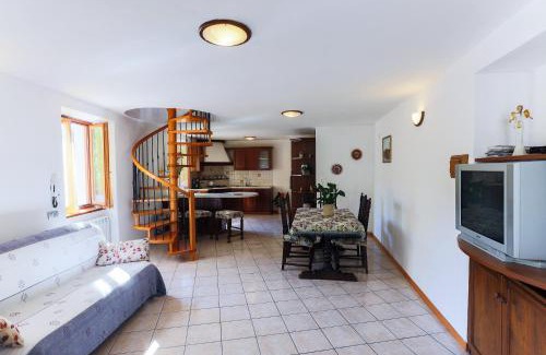 Vesio Apartment | Pet-Friendly Casa Rita at Lake Garda with Ocean Views