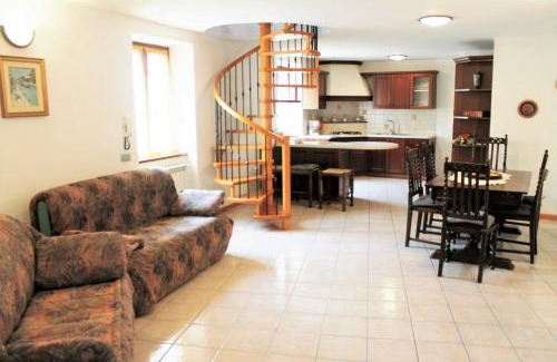 Vesio Apartment | Pet-Friendly Casa Rita at Lake Garda with Ocean Views
