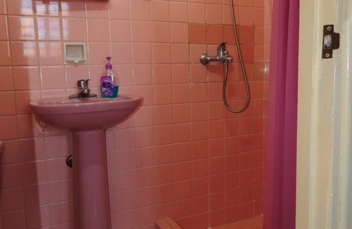 Centro Havana House | Discover Casa Rita: Relaxing Spa and Family-Friendly Stay