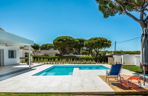 Conil de la Frontera House | Welcome to Casa Robert: Family-Friendly Getaway with Pool