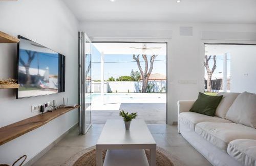 Conil de la Frontera House | Welcome to Casa Robert: Family-Friendly Getaway with Pool