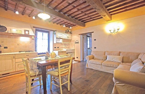 Pieve Fosciana House | Casa Robia A: Cozy Apartment with Free Wi-Fi in Garfagnana