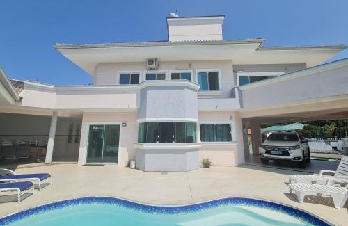 Ingleses Sul House | Elegant Casa Rosa: Oceanfront Retreat with 9.9 Guest Rating