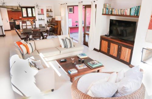 Arraial d'Ajuda House | Experience Casa Rosa Coqueiros: Oceanfront Bliss Awaits