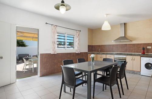 Conil de la Frontera House | Casa Rosa: Family-Friendly Retreat with Pool & Pet Welcome