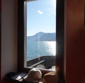 Dervio Apartment | Casa Rosa: Oceanfront Retreat with a 9.7/10 Guest Rating