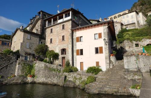Dervio Apartment | Casa Rosa: Oceanfront Retreat with a 9.7/10 Guest Rating