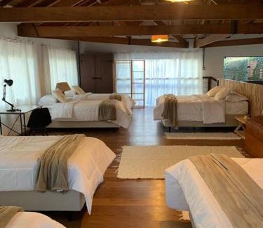 Paraisopolis House | Pet-Friendly Casa Rosa Loft with Family Amenities