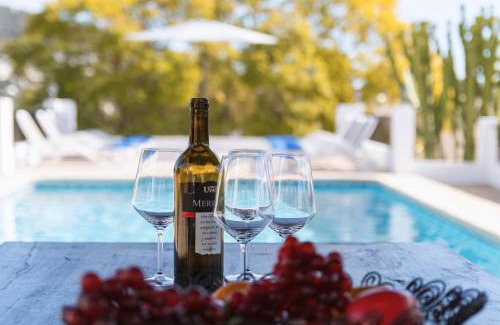 Tarraula Villa | Explore Casa Rosalia: Pet-Friendly 4-Star Retreat