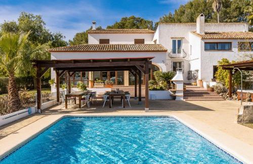 Tarraula Villa | Explore Casa Rosalia: Pet-Friendly 4-Star Retreat