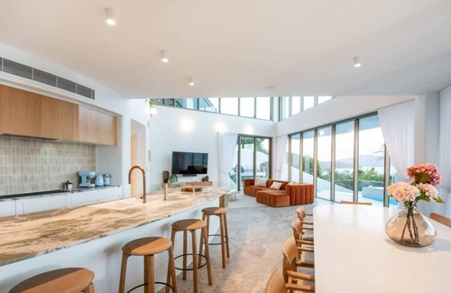 Hamilton Island Villa | Experience Casa Rotunda: Oceanfront Relaxation Awaits
