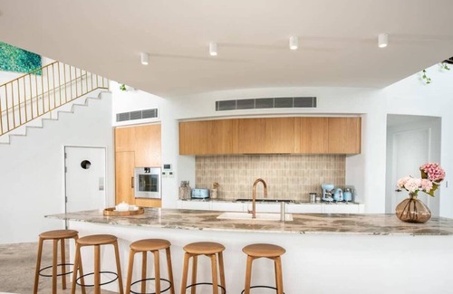 Hamilton Island Villa | Experience Casa Rotunda: Oceanfront Relaxation Awaits