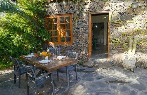 Lomito Fragoso y Honduras Ski Chalet | Inviting CASA RURAL LOS FRONTONES: Ocean Views Await