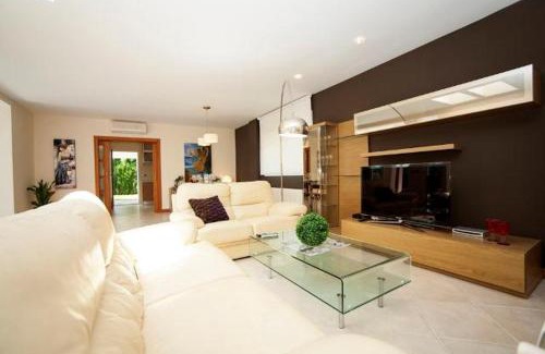 Bell Horizo Villa | Relax at Casa Rufina: Your 4-Star Poolside Retreat